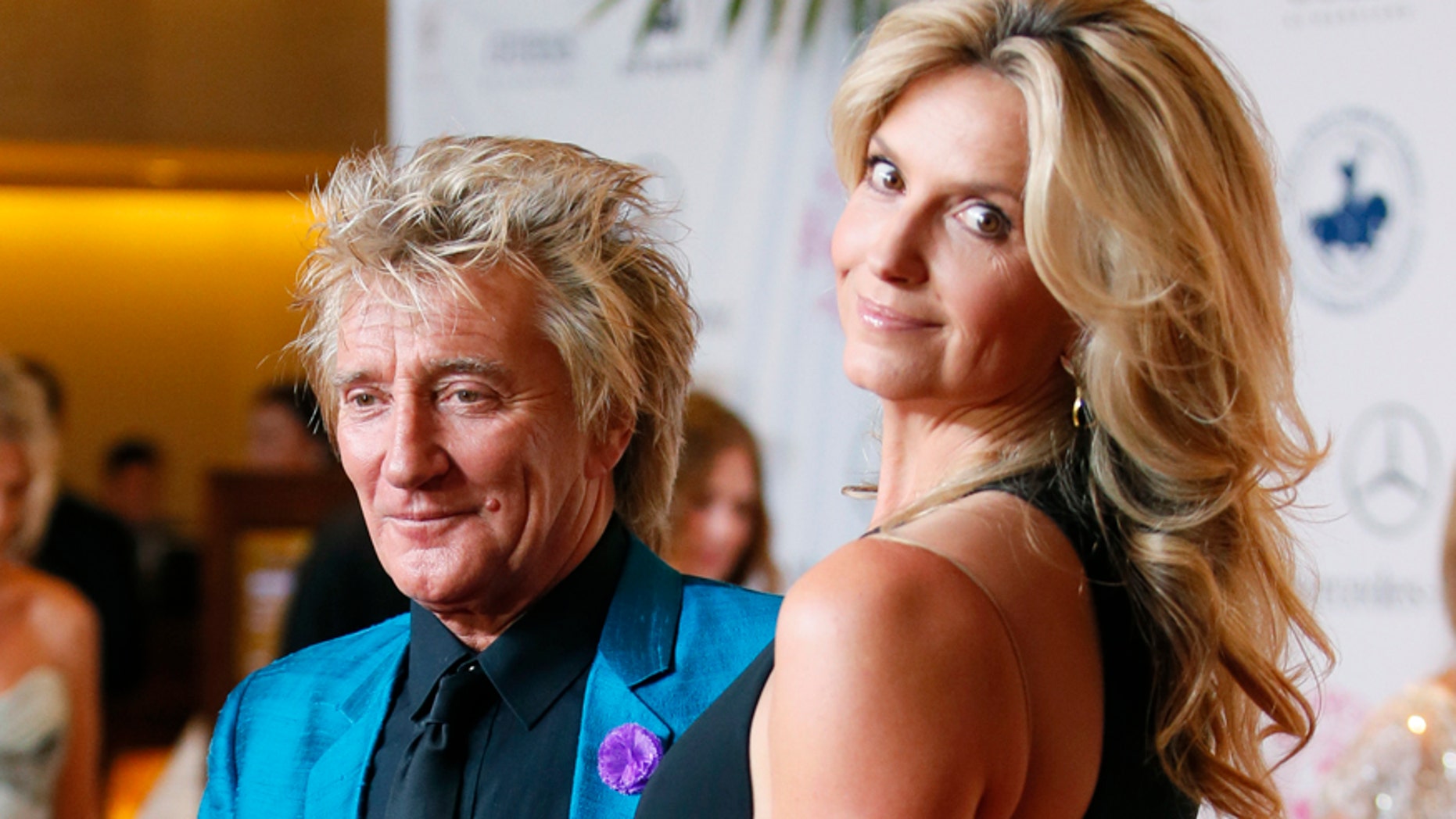 Rod Stewart and Penny Lancaster pose at The Mercedes-Benz Carousel of Hope Ball to benefit the Barbara Davis Center for Diabetes in Beverly Hills, California October 11, 2014. REUTERS/Danny Moloshok (UNITED STATES - Tags: ENTERTAINMENT) - RTR49TN5