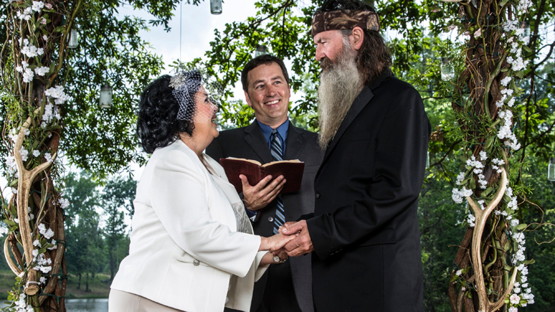 Alan Robertson (C) leads the vow renewal ceremony for his parents, Miss Kay and Phil.
