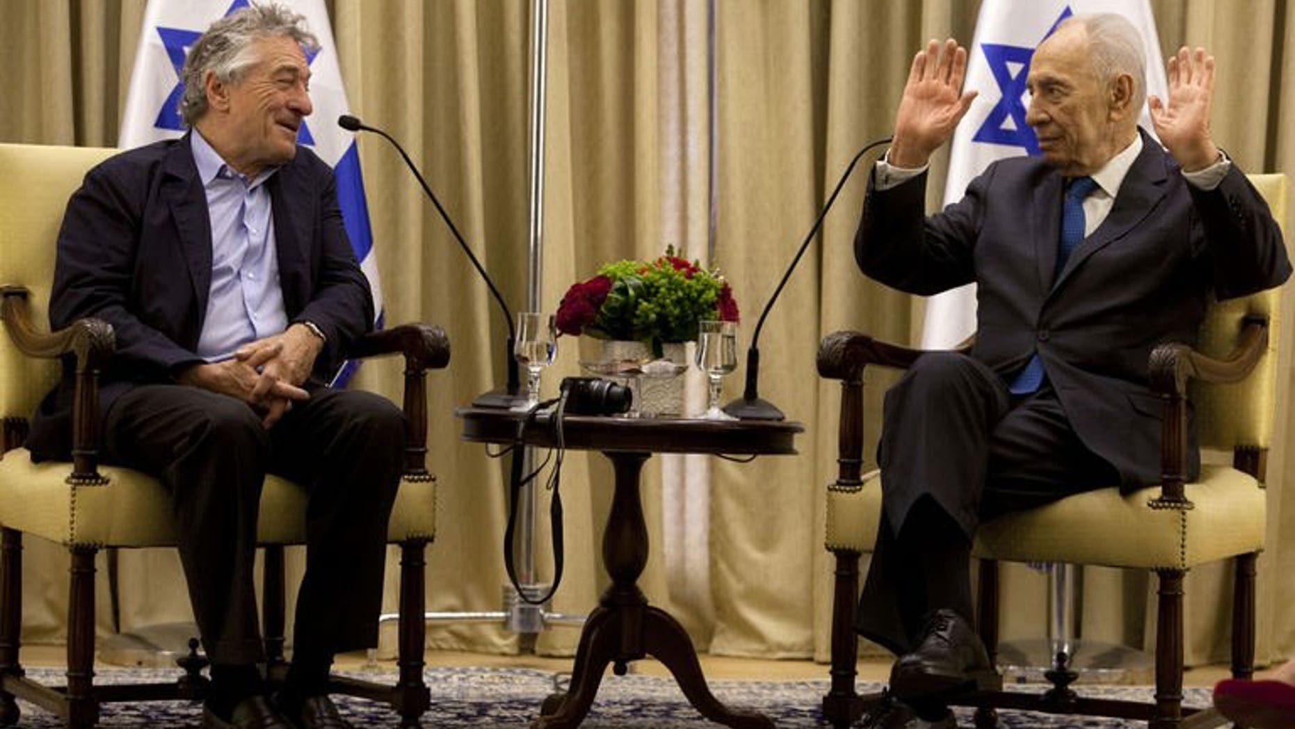 Israel's President Shimon Peres meets with US actor Robert De Niro at the President's residence in Jerusalem, on June 18, 2013. A slew of stars, politicians and public figures were flocking to Jerusalem to take part in Peres's 90th birthday celebrations to be held later.