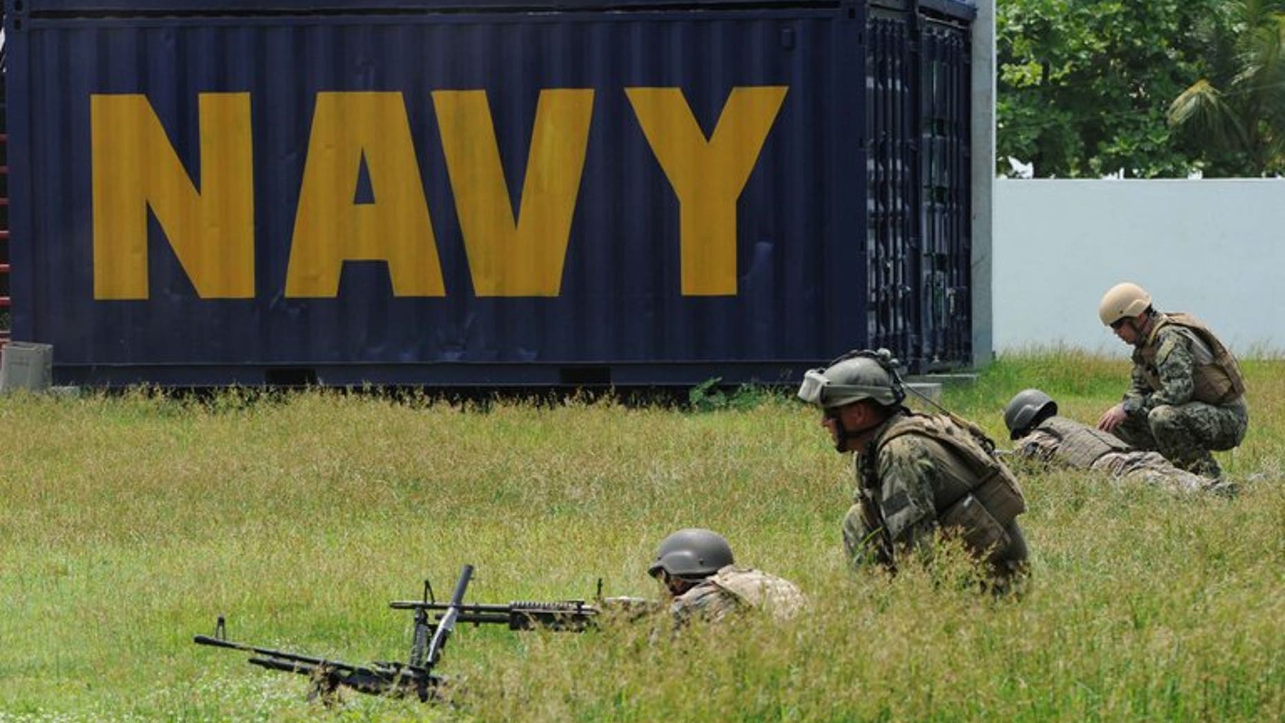 US navy personnel (R) observe their Philippine counterparts during a drill west of Manila on June 28, 2013. The Philippines said that an increasing Chinese military and paramilitary presence in the disputed South China Sea was a threat to regional peace.