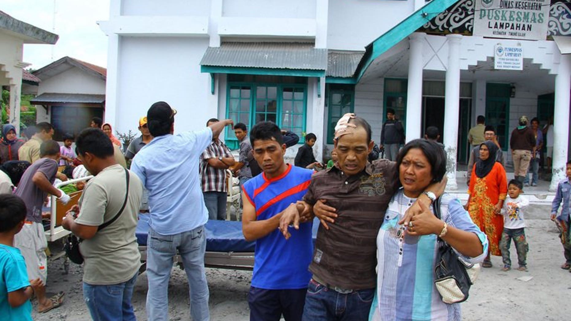Quake survivors are treated at an Aceh hospital on July 2, 2013. The death toll from the strong 6.1-magnitude earthquake that struck the Indonesian province has climbed to 22.