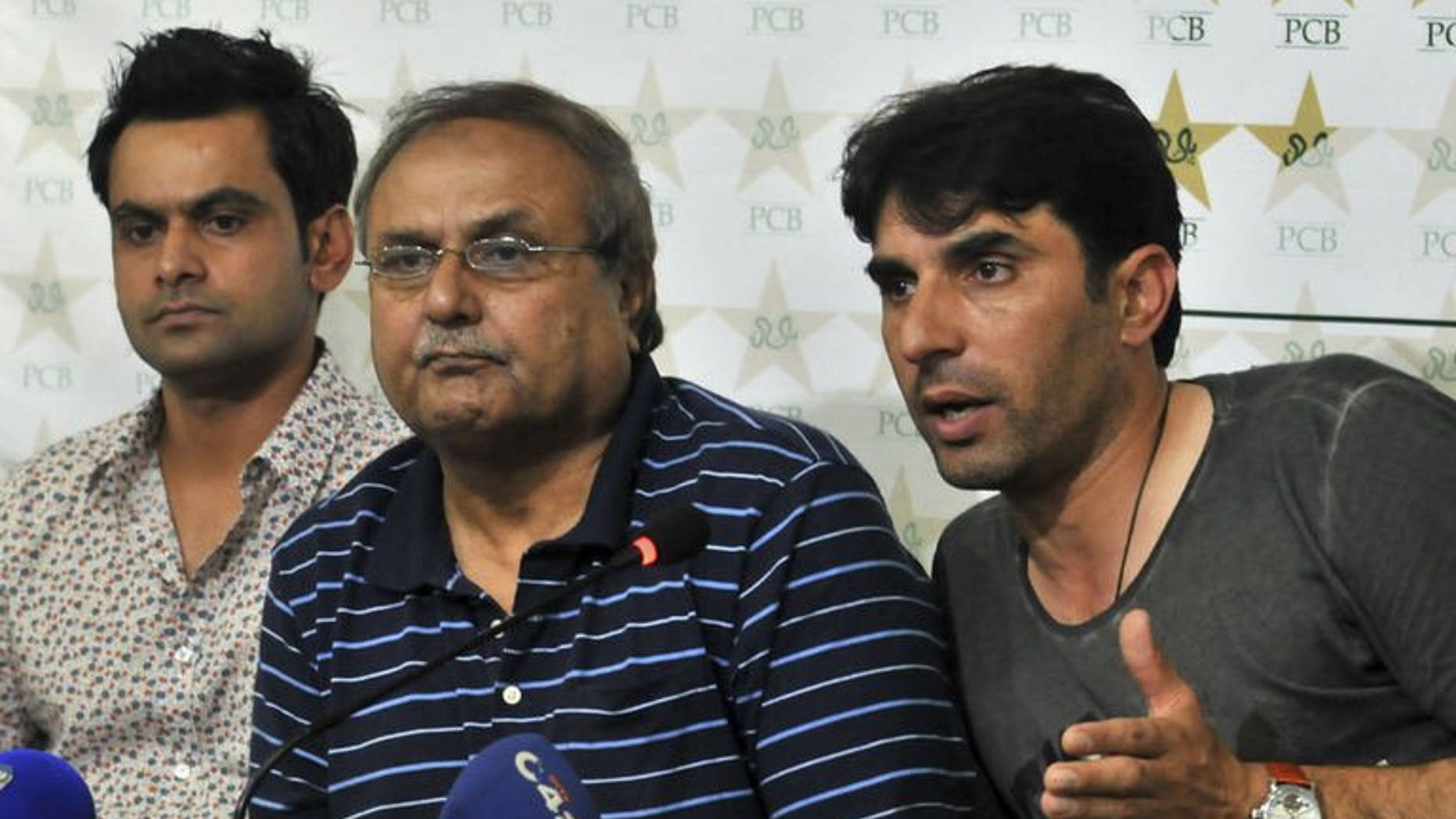 Pakistan ODI cricket captain Misbah-ul Haq (R) sits with Chief selector Iqbal Qasim (C) and Twenty20 skipper Mohammad Hafeez (L) as he speaks during a news conference in Lahore on July 3, 2013.
