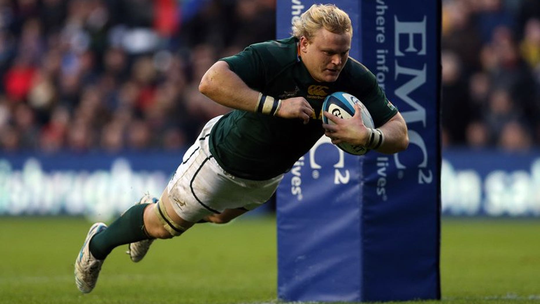 Adriaan Strauss scores in Edinburgh on November 17, 2012. Central Cheetahs of South Africa overcame an early hiccup to defeat Auckland Blues of New Zealand 34-13 Saturday and reach the Super 15 play-offs for the first time.