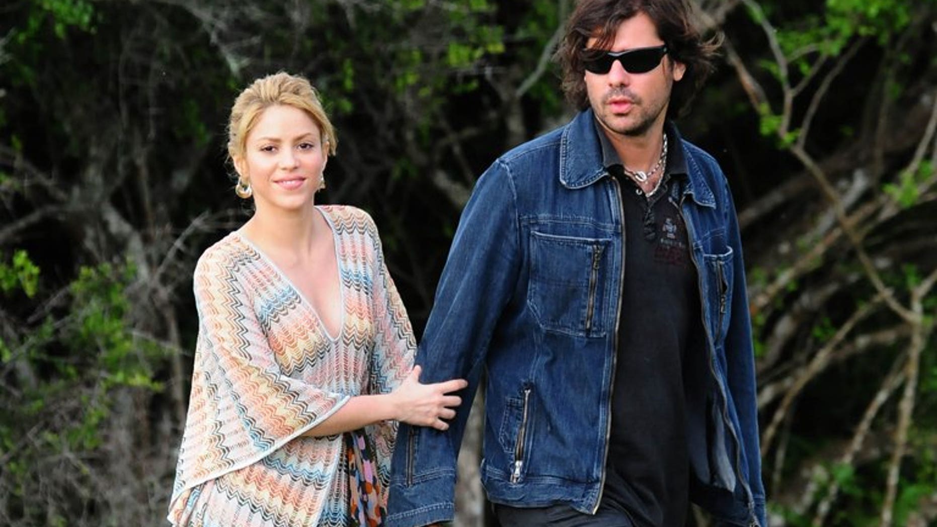 Global pop star Shakira (L) and then-boyfriend Antonio de la Rua stroll through their farmhouse in Jose Ignacio, Uruguay, on December 20, 2009. De la Rua has failed in a bid to get a slice of tens of millions of dollars in a Swiss bank account, in the latest chapter of the former couple's legal battle, lawyers said Monday.