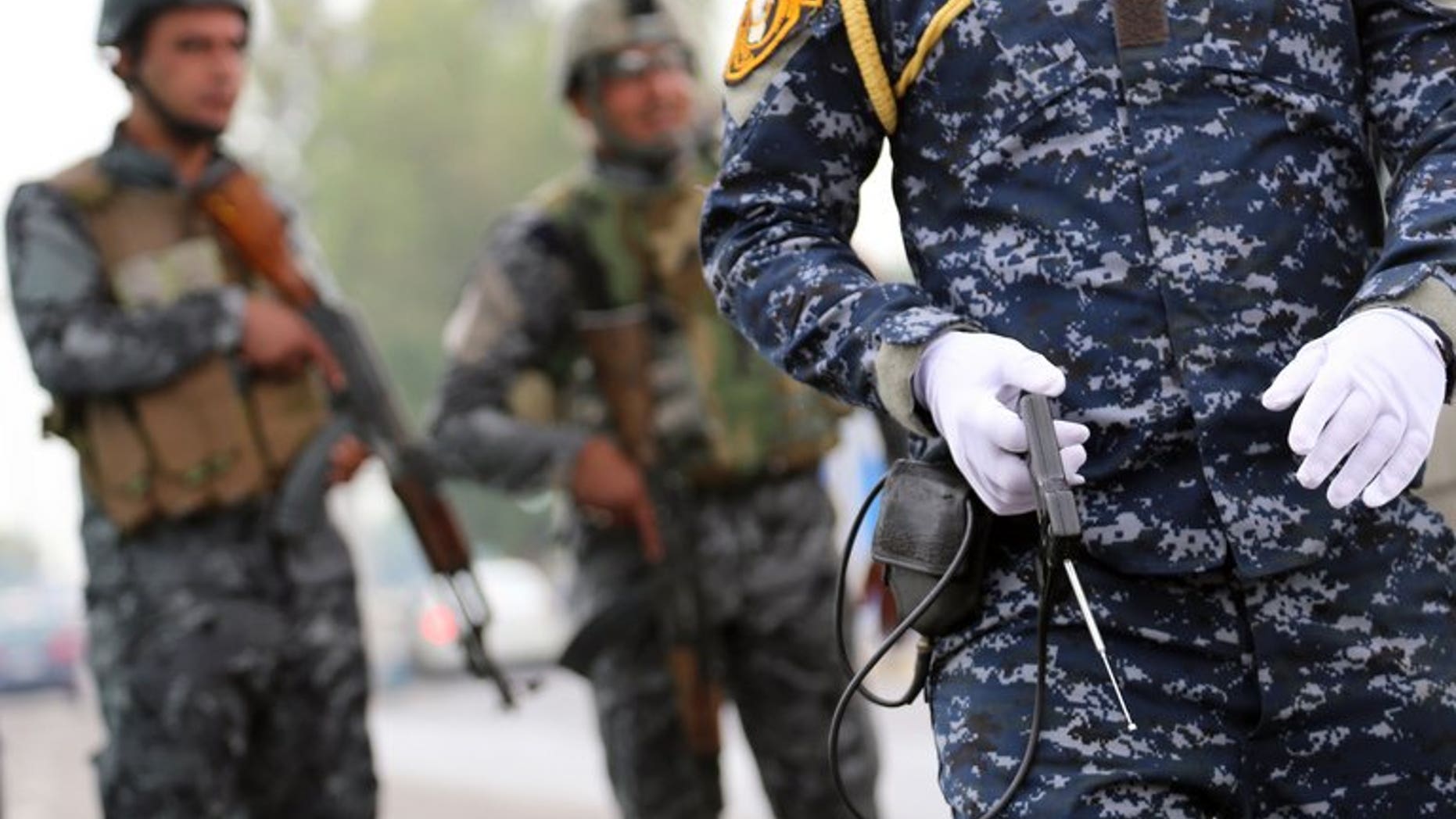 Iraqi security forces monitor a checkpoint in the al-Jadriyah district of Baghdad on May 3, 2013. Gunmen shot dead 14 members of the Iraqi security forces, including 11 who guard oil pipelines, in an attack in the northwest on Thursday, security and medical sources said.