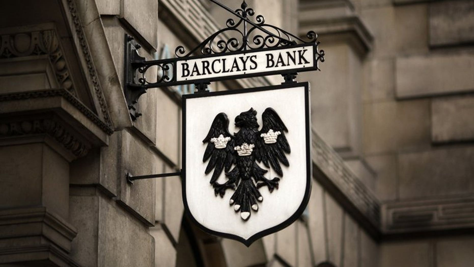 British bank Barclays has been hit by US federal regulators with a $453-million (344-million-euro) fine for alleged electricity price manipulation in western US markets, a charge which the scandal-hit bank denies.
