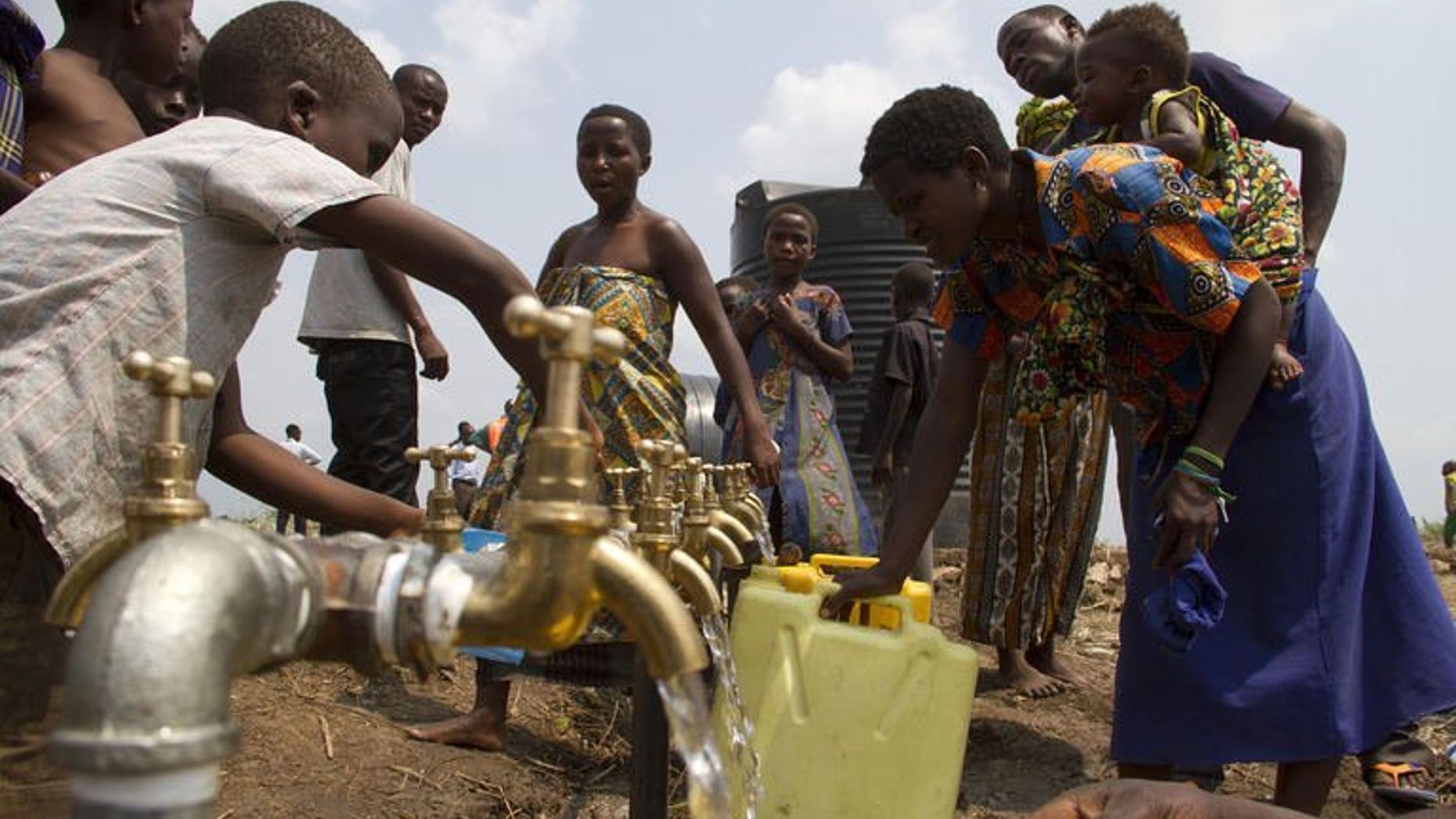 A group of refugees from the Democratic Republic of Congo fetch water at the Bukukwanga camp, on July 15, 2013. A week of renewed fighting in the troubled east has driven more than 4,000 people to seek refuge in the provincial capital Goma, aid workers said Saturday.