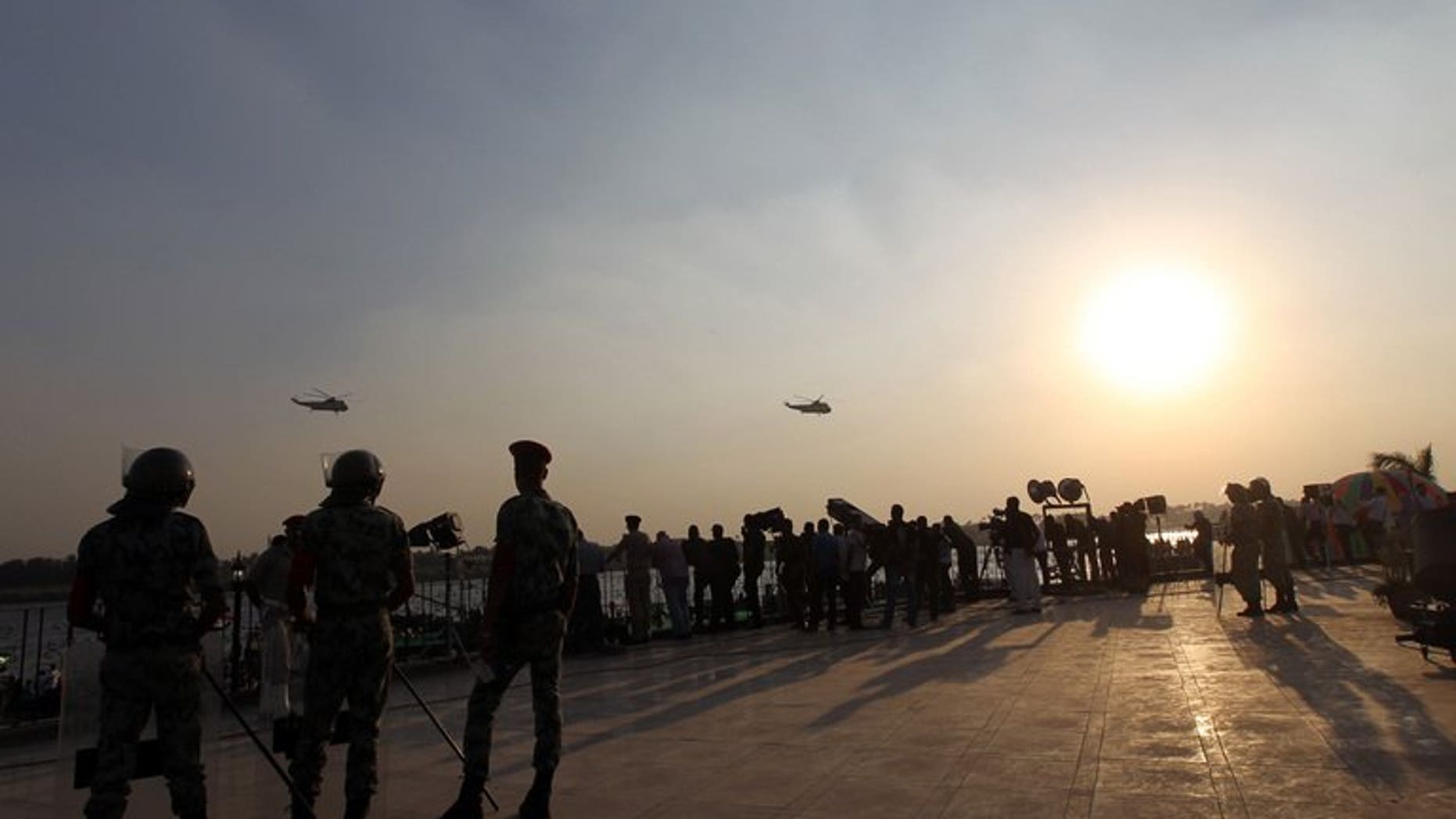 Egyptian soldiers stand guard by the Nile in Cairo, on October 6, 2011. A road accident has killed 15 soldiers and injured another 40 early in Egypt's Nile Delta province of Beheira, a security source tells AFP.