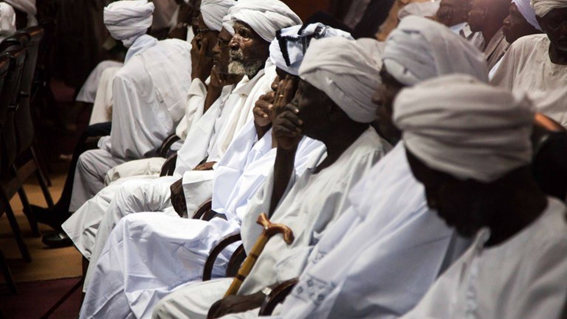 Sudanese tribesmen and government officials in el-Fasher, North Darfur on July 23, 2013. Warring Arab tribes in Sudan's Darfur region said on Wednesday that they had reached a tentative ceasefire, after fighting which one of them said had killed more than 200 people.