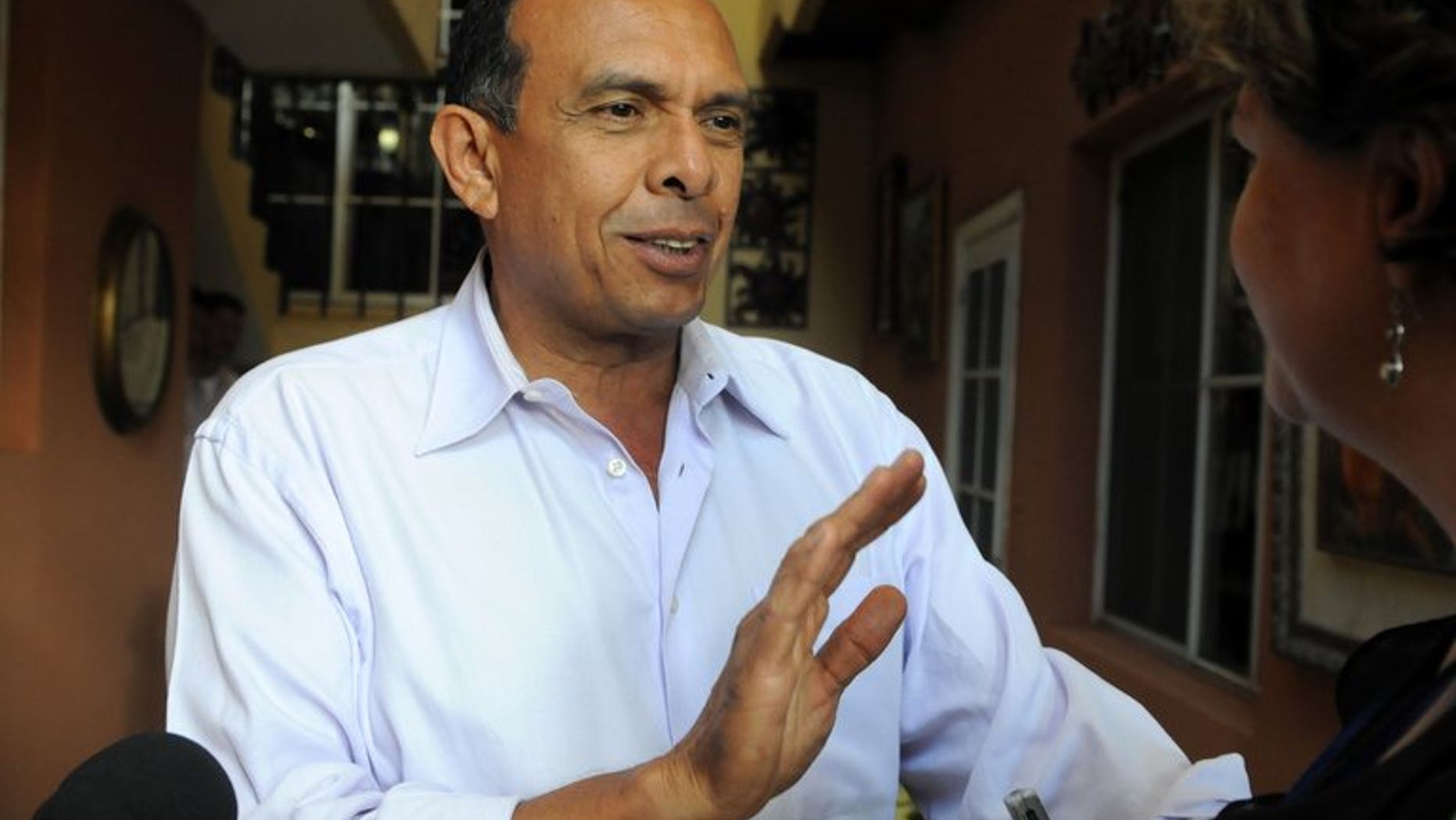 The president of Honduras, Porfirio Lobo, speaks with journalists inside his house in El Chimbo, on November 30, 2009. An explosive device was thrown from a vehicle outside the entrance to Lobo's residence, police said on Friday. No one was injured.