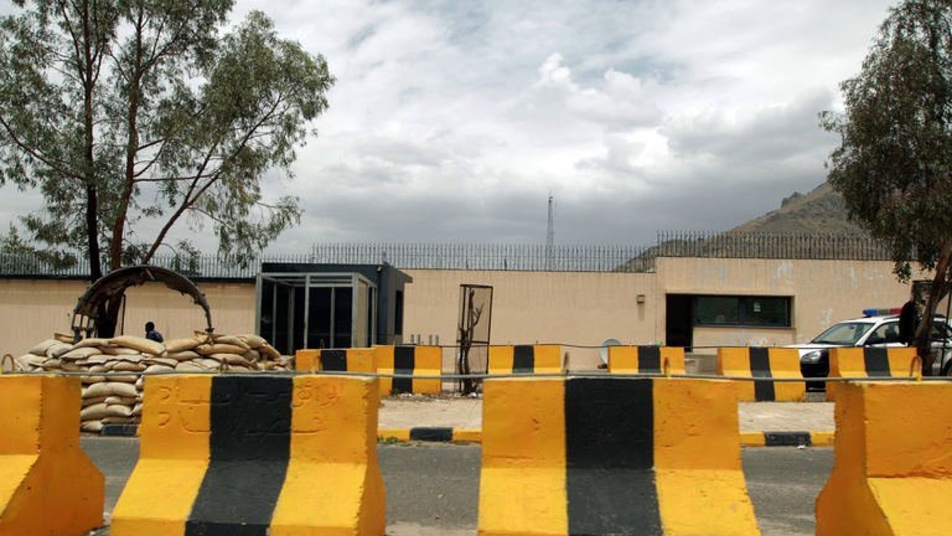 Yemeni security forces stand guard outside the British embassy in Sanaa on August 4, 2013. Britain has withdrawn all staff from the embassy, after the United States ordered its citizens to leave Yemen following a worldwide terror alert.