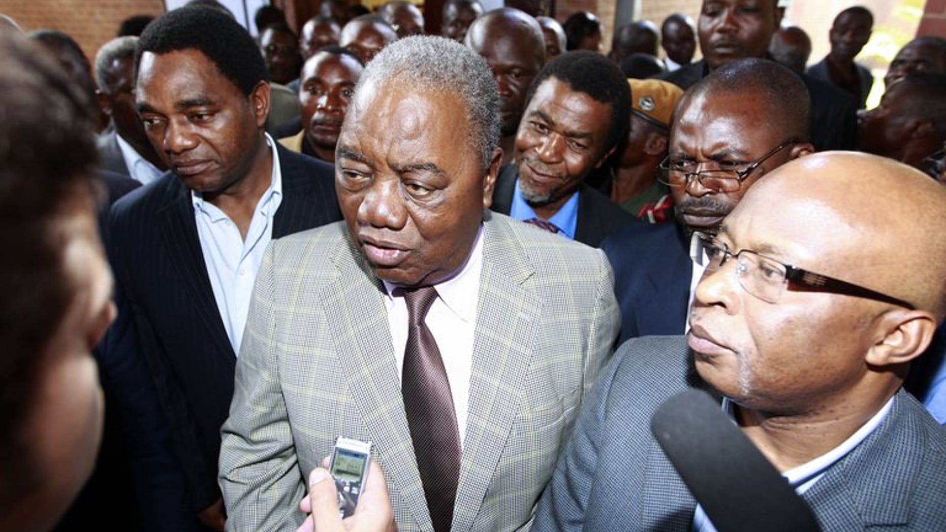 Zambia's ex-president Rupiah Banda (C) speak to the press at the Lusaka magistrate court on March 26, 2013. The corruption trial of former Zambian president Banda was thrown into disarray Tuesday when the state's star witness denied the embattled ex-leader's had benefitted from a $2.5 million oil contract.