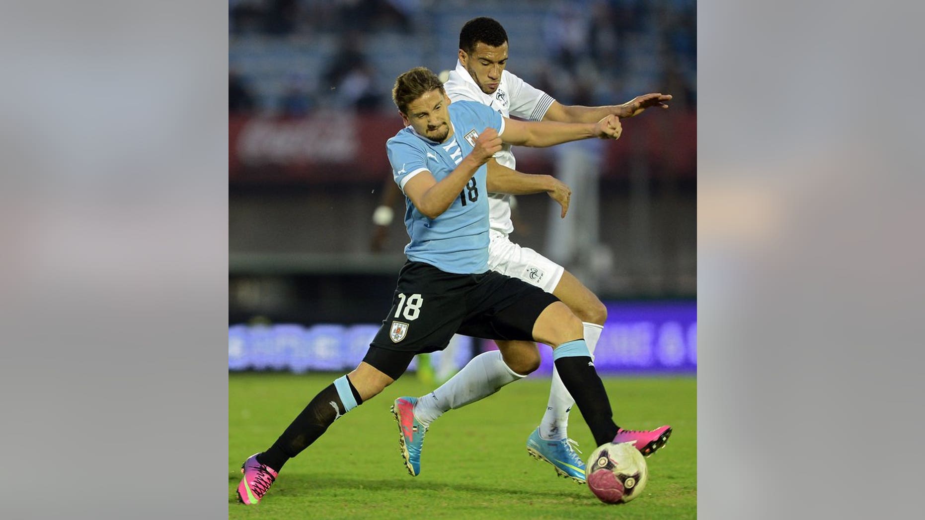 France's midfielder Etienne Capoue (right) and Uruguay's Gaston Ramirez during a friendly on June 5, 2013 at the Centenario Stadium in Montevideo.Tottenham Hotspur have reached an agreement to sign France midfielder Etienne Capoue, the club announced Thursday.