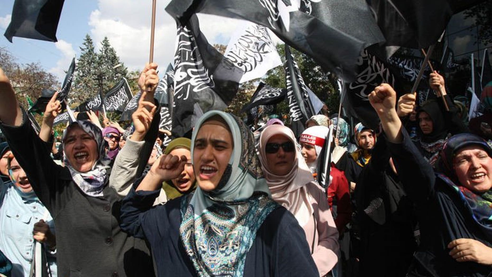 Supporters of Egypt's unseated Islamist president Mohamed Morsi demonstrate outside the US Embassy in Ankara on August 16, 2013. Egypt and Turkey on Friday cancelled planned naval exercises, the latest escalation in a diplomatic row over the bloody crackdown on ousted president Mohamed Morsi's supporters.