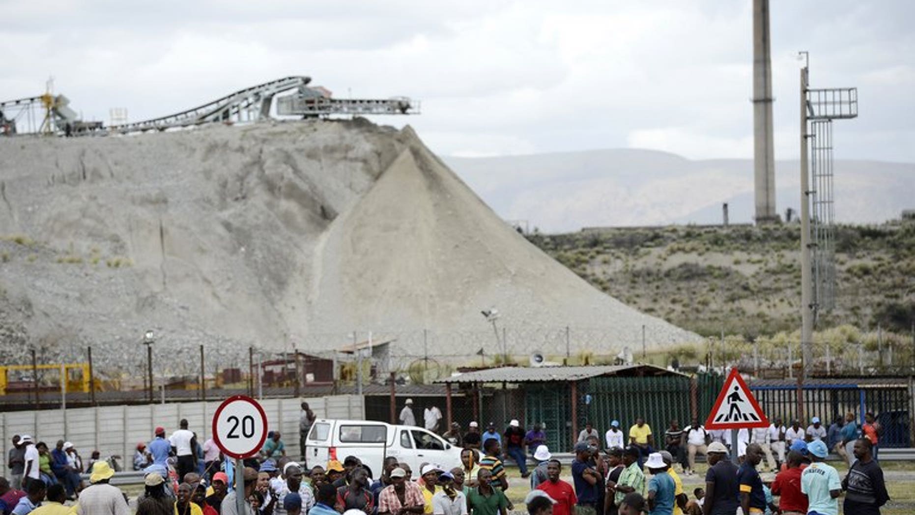 Anglo American Platinum workers who downed tools gather outside the Khomanani shaft in Rustenburg on January 16, 2013. Around 2,000 mineworkers converged at an Anglo American Platinum mine in South Africa's restive platinum belt over plans by the world's top producer to cut 6,900 jobs amid unrest in the sector.
