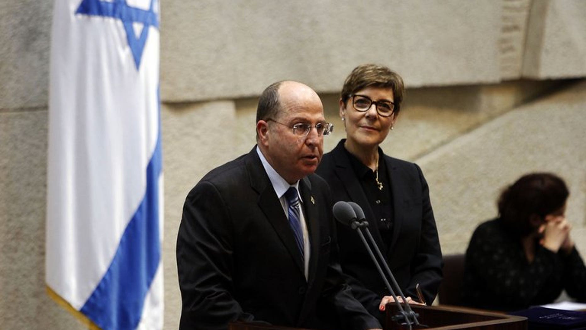 Moshe Yaalon (L) is sworn in as defence minister in Jerusalem on March 18, 2013. Israeli Defence Minister Moshe Yaalon said on Wednesday that the Syrian government had used chemical weapons, backing opposition claims of multiple deadly strikes around Damascus.