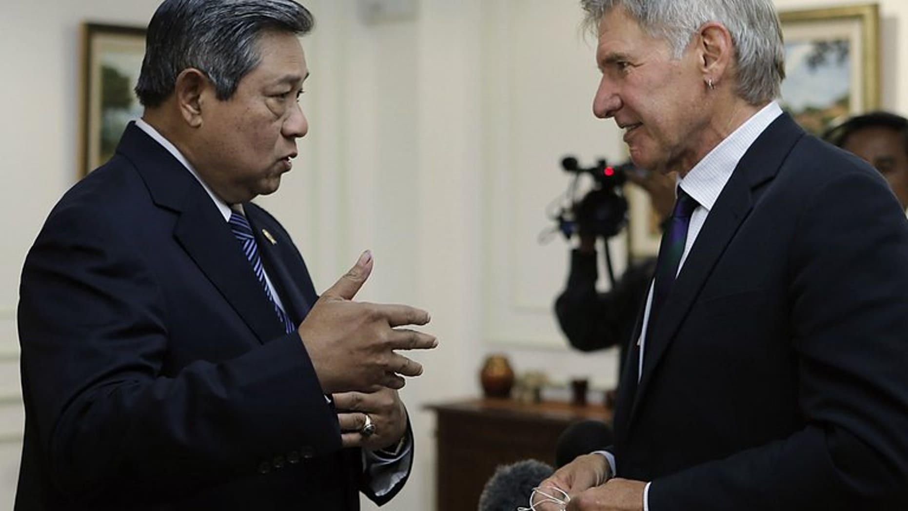 A photo released by the presidential palace on September 10, 2013, shows Indonesian President Susilo Bambang Yudhoyono (L) speaking to US actor Harrison Ford (R) during an interview at the presidential palace in Jakarta. The minister accused Ford of subjecting him to a rude interview on climate change.