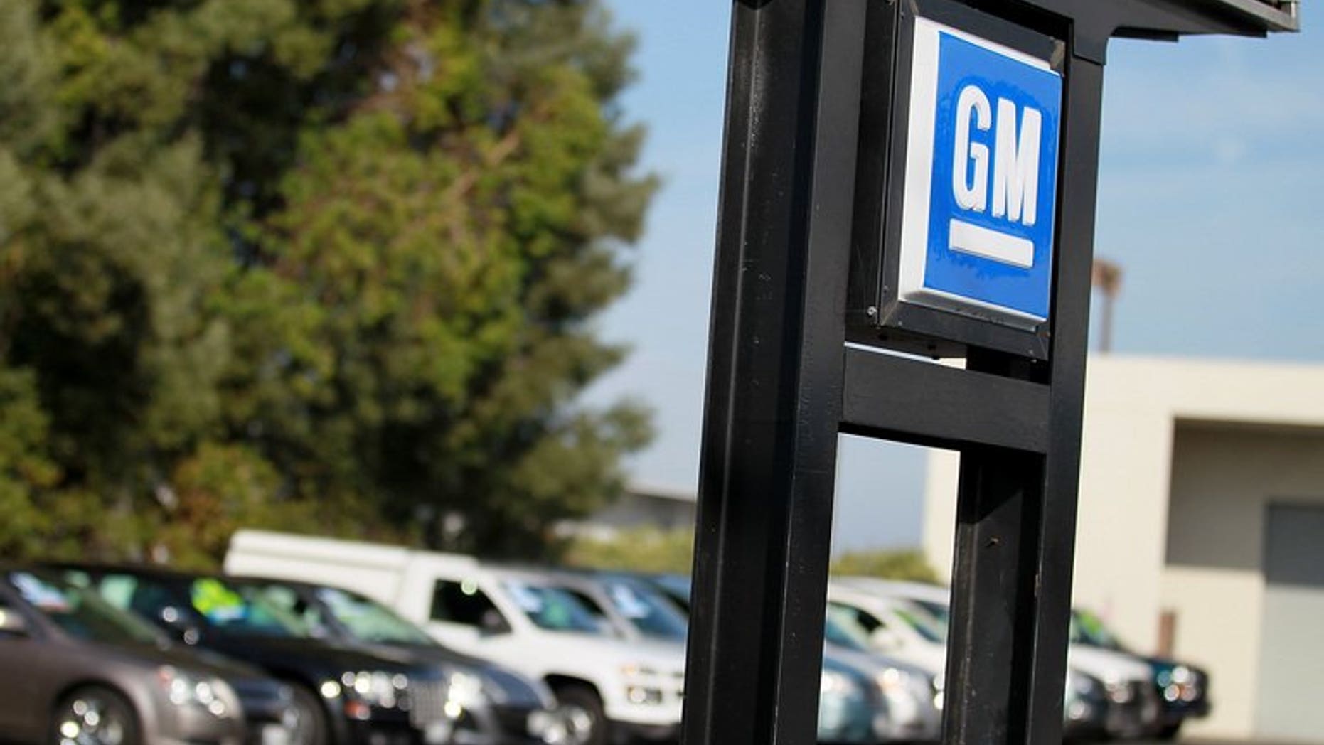 The Canadian government and Ontario province have sold off a large part of their share in General Motors, four years after joining a US bailout of the auto giant.