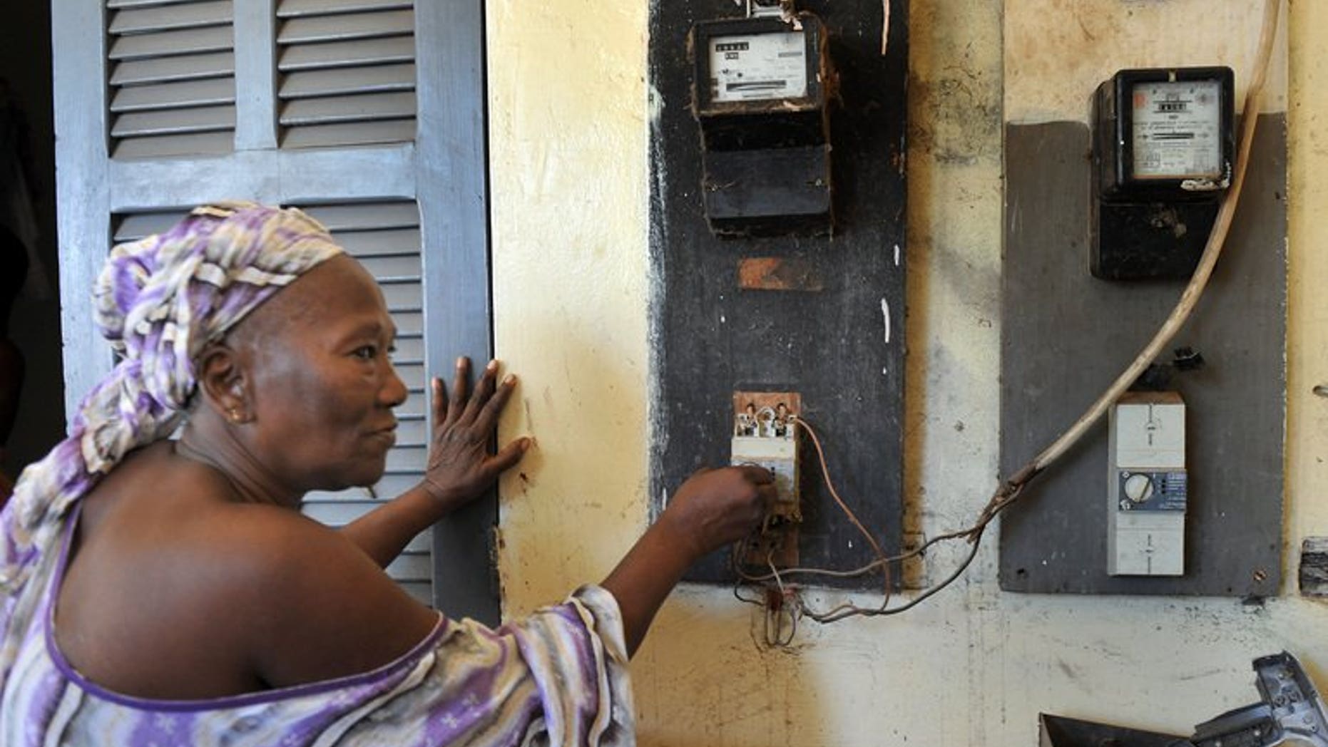 A woman disconnects her electricity counter in Dakar on July 10, 2008. Mauritania is to begin providing energy-starved Senegal with electricity within two years, both sides announced Thursday after a summit between their presidents in Dakar.