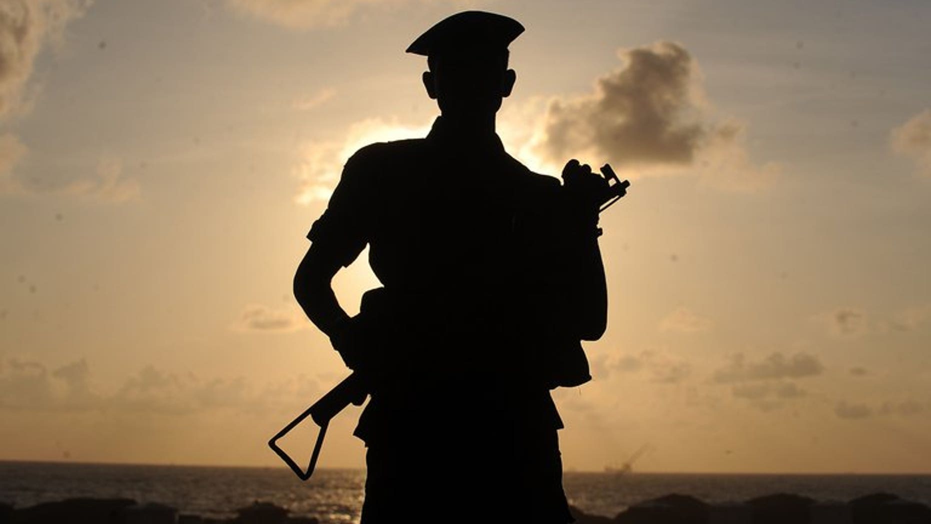 A Sri Lankan soldier stands guard on the seaside in Colombo, on May 16, 2012. Human Rights Watch has urged Commonwealth leaders to boycott an upcoming summit in Sri Lanka to protest against the country's failure to investigate abuses by its military during a decades-long fight against separatists.