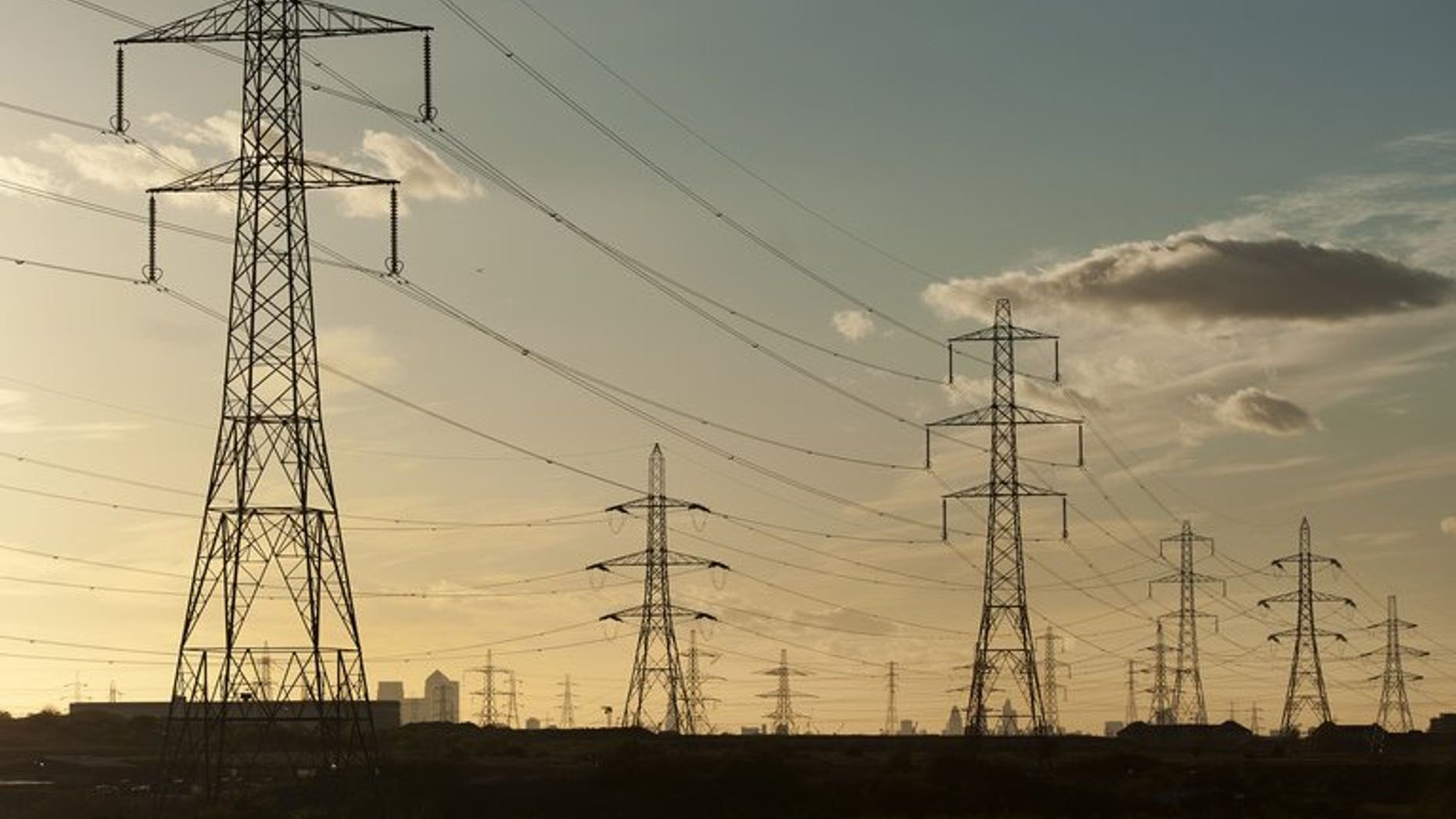 Jordan and China have inked a deal to build an oil-shale-fired power plant in the kingdom. Under the agreement, signed Wednesday in Beijing during a visit of King Abdullah II, a consortium of China's Shandong Electric Power Construction Corporation (SEPCO III) and HTJ Group as well as Jordan's Al-Lajjun Oil Shale Company will build the power station in the southern city of Karak.