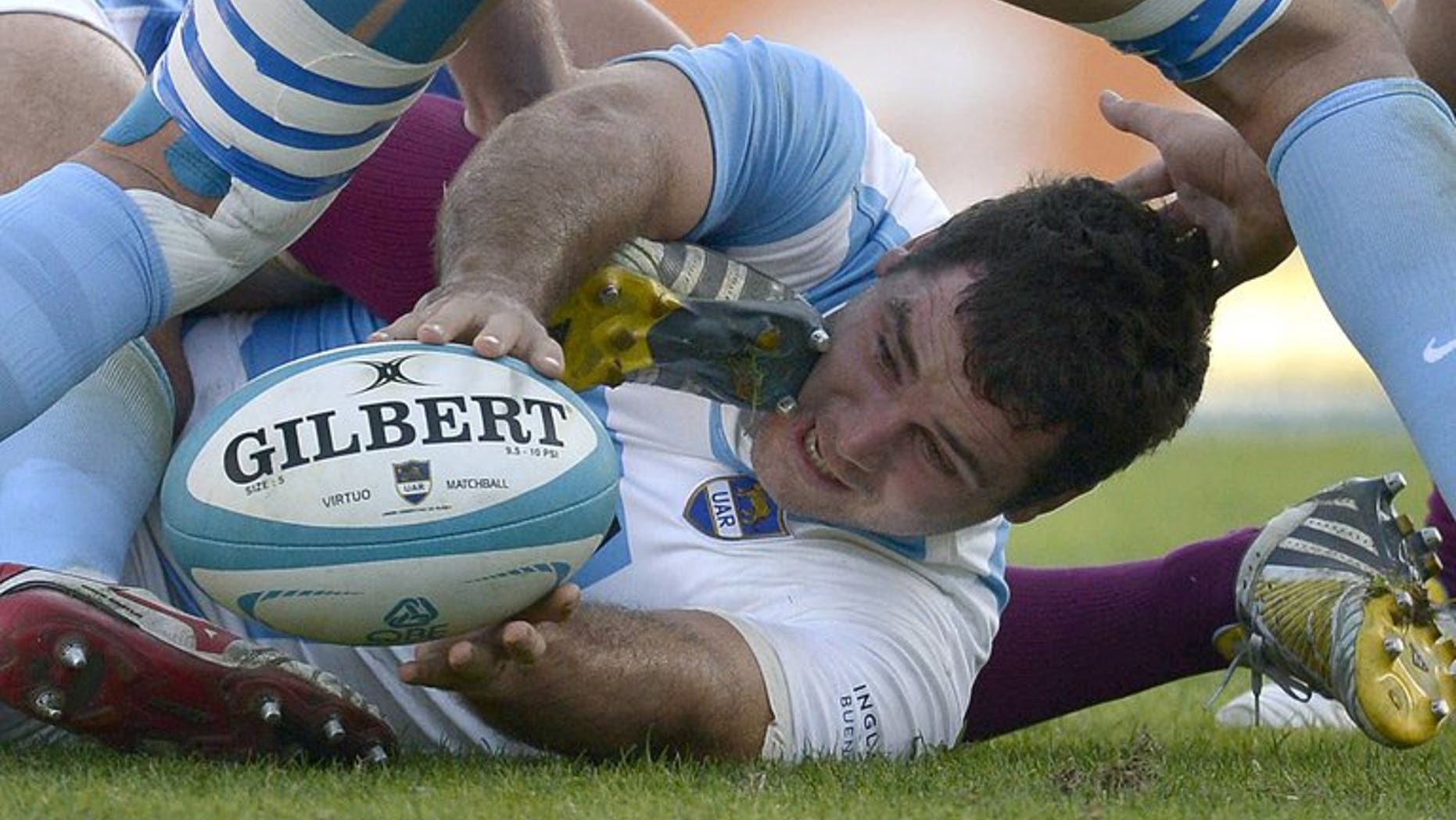 Argentina's Los Pumas Tomas Leonardi (centre) passes the ball to teammates during a match against England at Jose Amalfitani stadium in Buenos Aires on June 15, 2013. Leonardi has joined Edinburgh on a three-month contract.