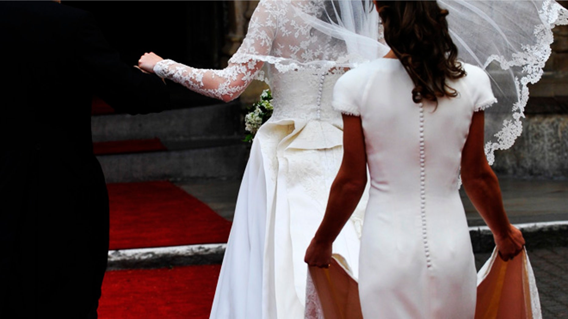 Kate Middleton arrives with her father Michael and sister Pippa at Westminster Abbey before Kate's marriage to Britain's Prince William in central London April 29, 2011. (ROYAL WEDDING/VIP) REUTERS/Toby Melville (BRITAIN - Tags: ROYALS SOCIETY ENTERTAINMENT) - RTR2LR29