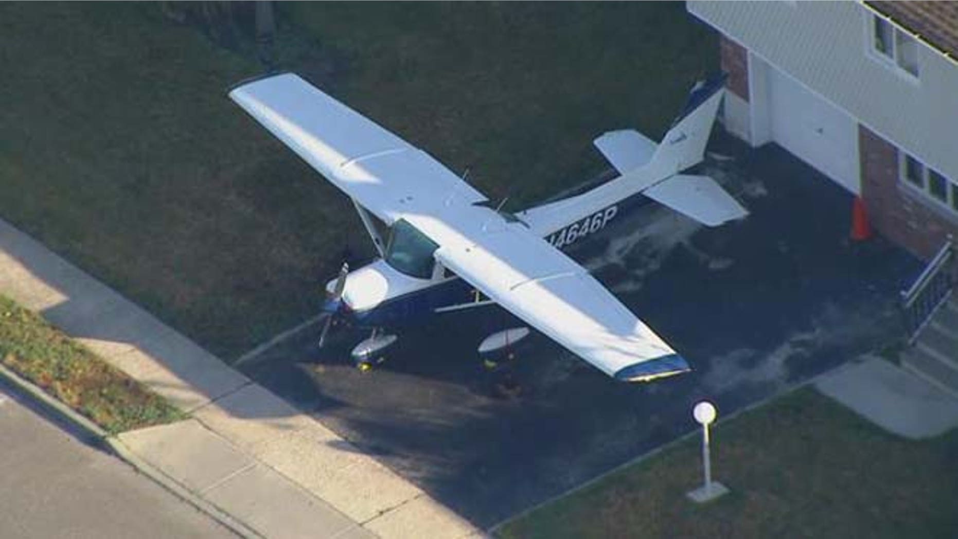 Harold Guretzky parks his plane in driveway of Long Island home.(MyFoxNY)