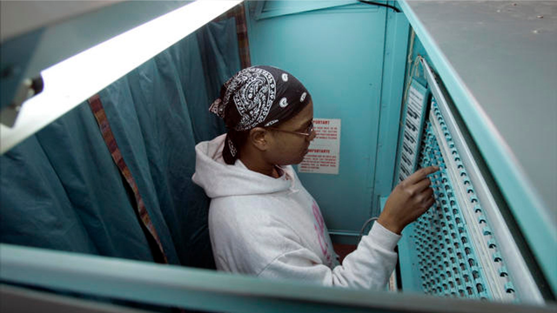Voter selects candidate for U.S president in voting booth, Nov. 4, 2008. (AP)