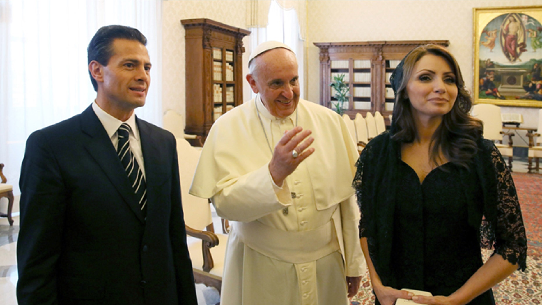 VATICAN CITY, VATICAN - JUNE 07: Pope Francis meets President of the United Mexican States Enrique Pena Nieto and first lady Angelica Rivera at his private library in the Apostolic Palace on June 7, 2014 in Vatican City, Vatican. The Pope and the President held cordial discussions, during the course of which they touched on several issues, including recent reforms in Mexico, in particular the constitutional amendments regarding religious freedom. (Photo by Vatican Pool/Getty Images)