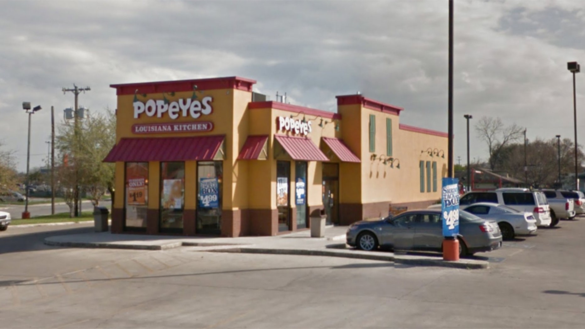Police say a Texas father shot and killed a robbery suspect after he was threatened at this Popeye's restaurant in San Antonio, Texas.