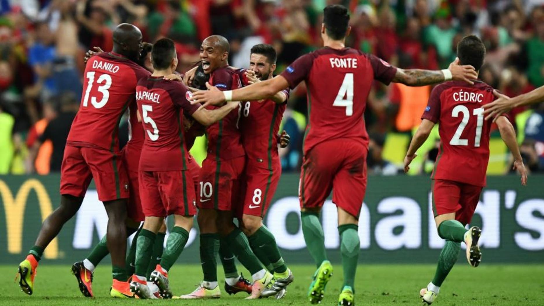 Portugal team players celebrate as they clinch the match 1-0 against France in the Euro 2016 final football match between France and Portugal at the Stade de France in Saint-Denis, north of Paris, on July 10, 2016. / AFP / FRANCK FIFE (Photo credit should read FRANCK FIFE/AFP/Getty Images)