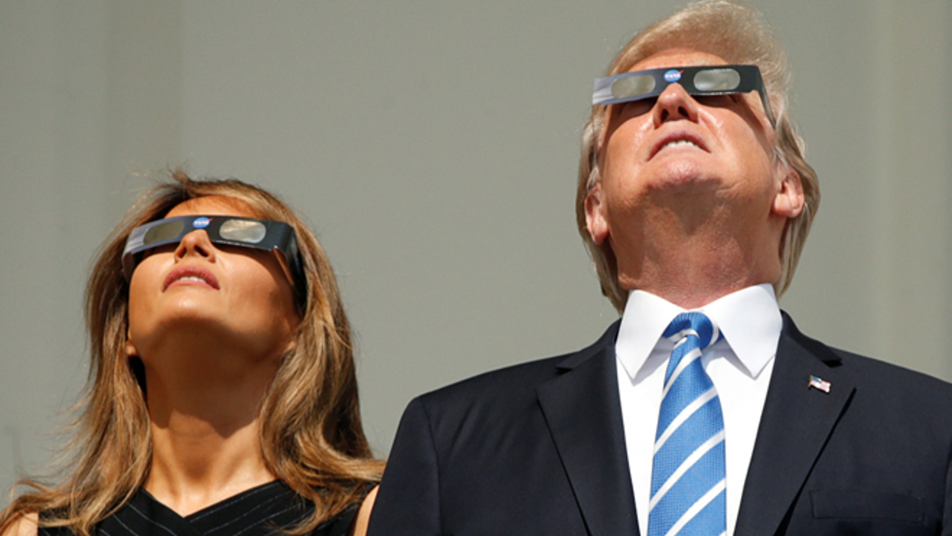 U.S. President Donald Trump and Melania Trump watch the solar eclipse from the White House in Washington, U.S., August 21, 2017. REUTERS/Kevin Lamarque - RTS1CPN2