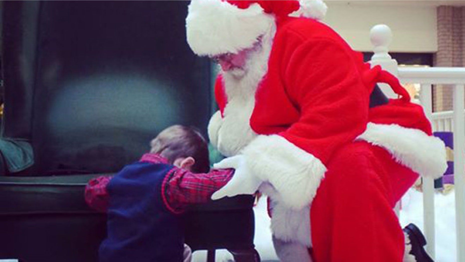 Prestyn Barnette, 4, prays for Baby Knox with Santa at South Carolina mall (Rebekah Lauren Sharpe)