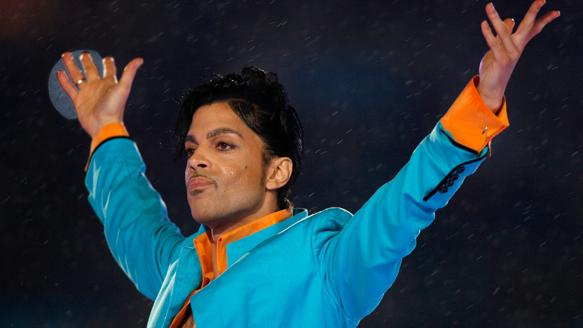 Prince performs during the halftime show of the NFL's Super Bowl XLI football game in Miami, Florida February 4, 2007. REUTERS/Mike Blake (UNITED STATES) - RTR1M040
