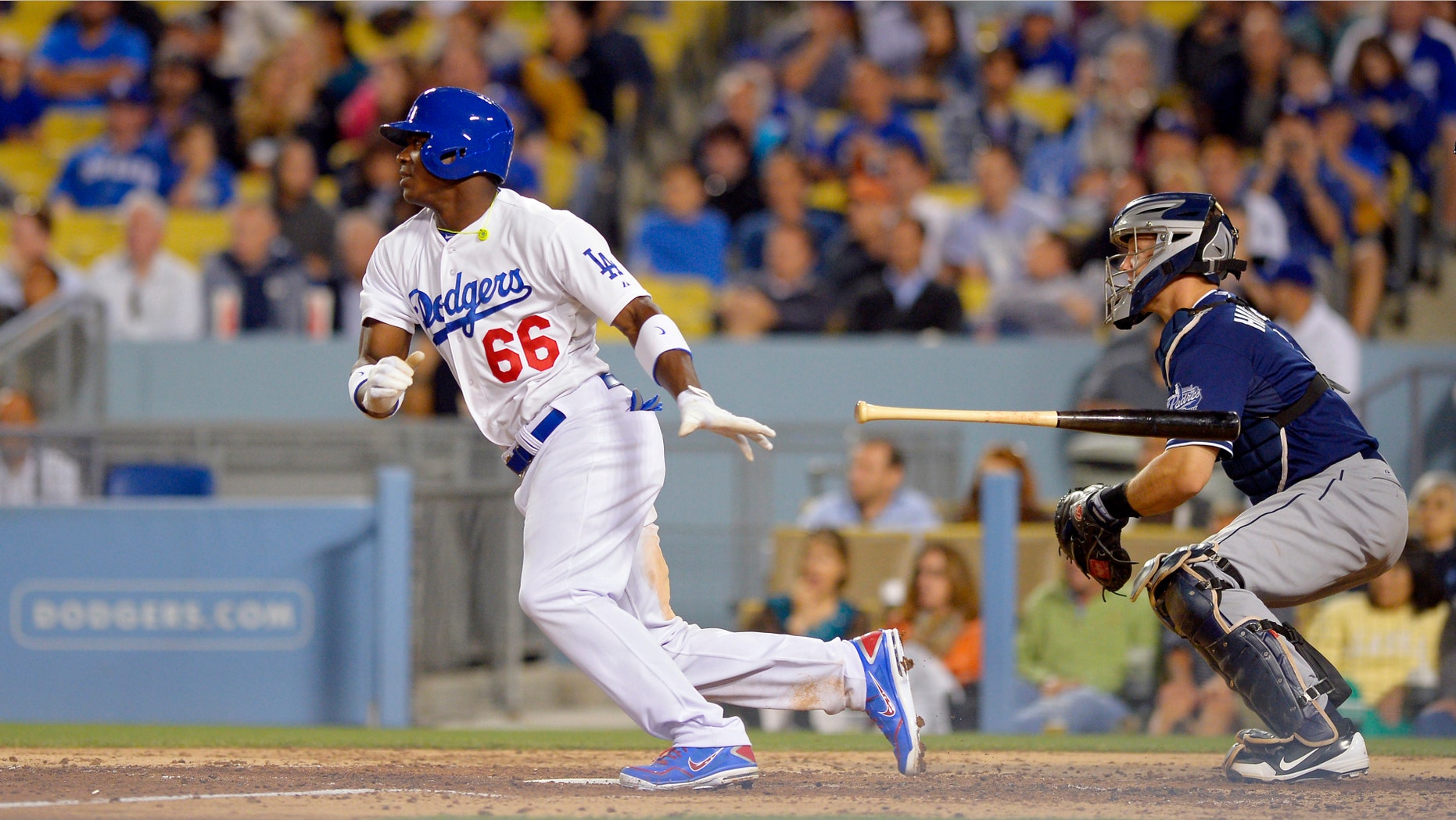 El jugador de los Dodgers de Los Angeles, Yasiel Puig, conecta un sencillo contra los Padres de San Diego en su primer partido en Grandes Ligas el lunes, 3 de junio de 2013, en Los Angeles. (AP Photo/Mark J. Terrill)