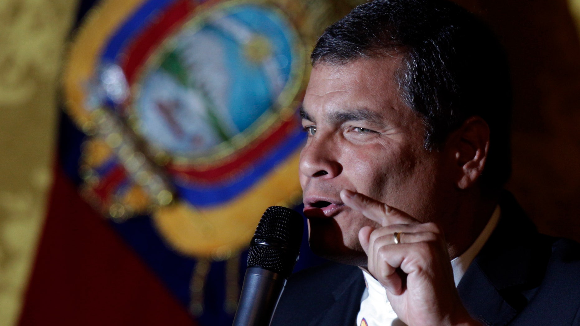 El presidente de Ecuador Rafael Correa habla durante el anuncio de que perdona al principal diario opositor condenado a una indemnización de 42 millones de dólares por una corte en el palacio de Gobierno, el lunes 27 de febrero del 2012. Correa también dijo que está perdonando las sentencias de tres años de prisión contra los tres ejecutivos y un periodista del diario El Universo. También dijo que abandonará el caso contra otros dos peridoistas autores de un libro sobre supuesta corrupción en su gobierno que habían sido condenados a pagar un millón de dólares cada uno. (AP Foto/Dolores Ochoa)