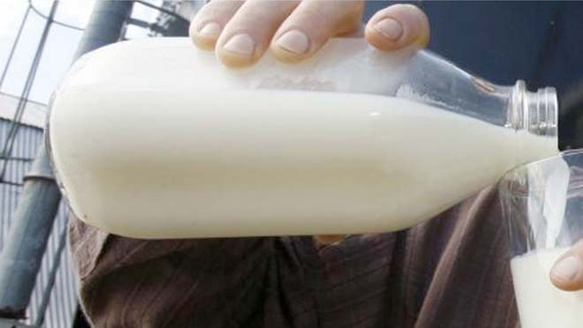 As the raw milk fad continues to grow, debate over the health attributes of raw milk is heating up amid lawmakers.