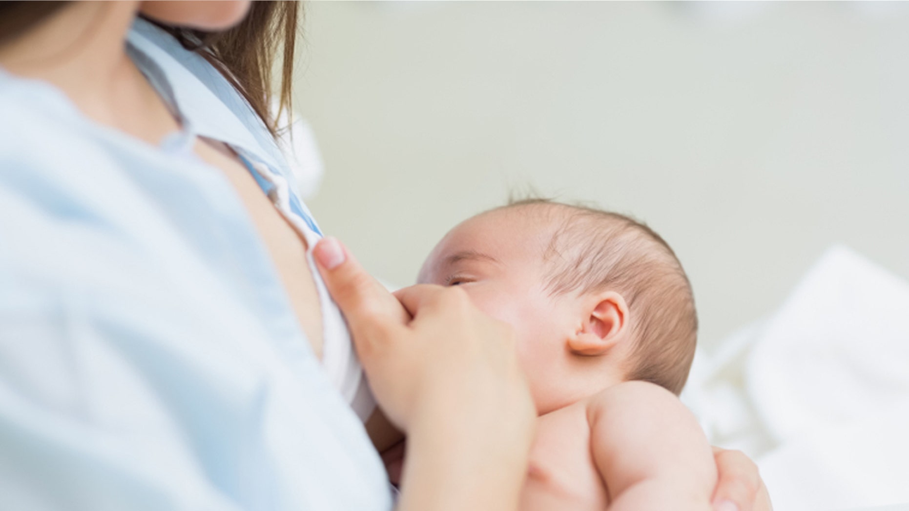 A breastfeeding mom enjoying her first public meal is thankful for a stranger's kindness.