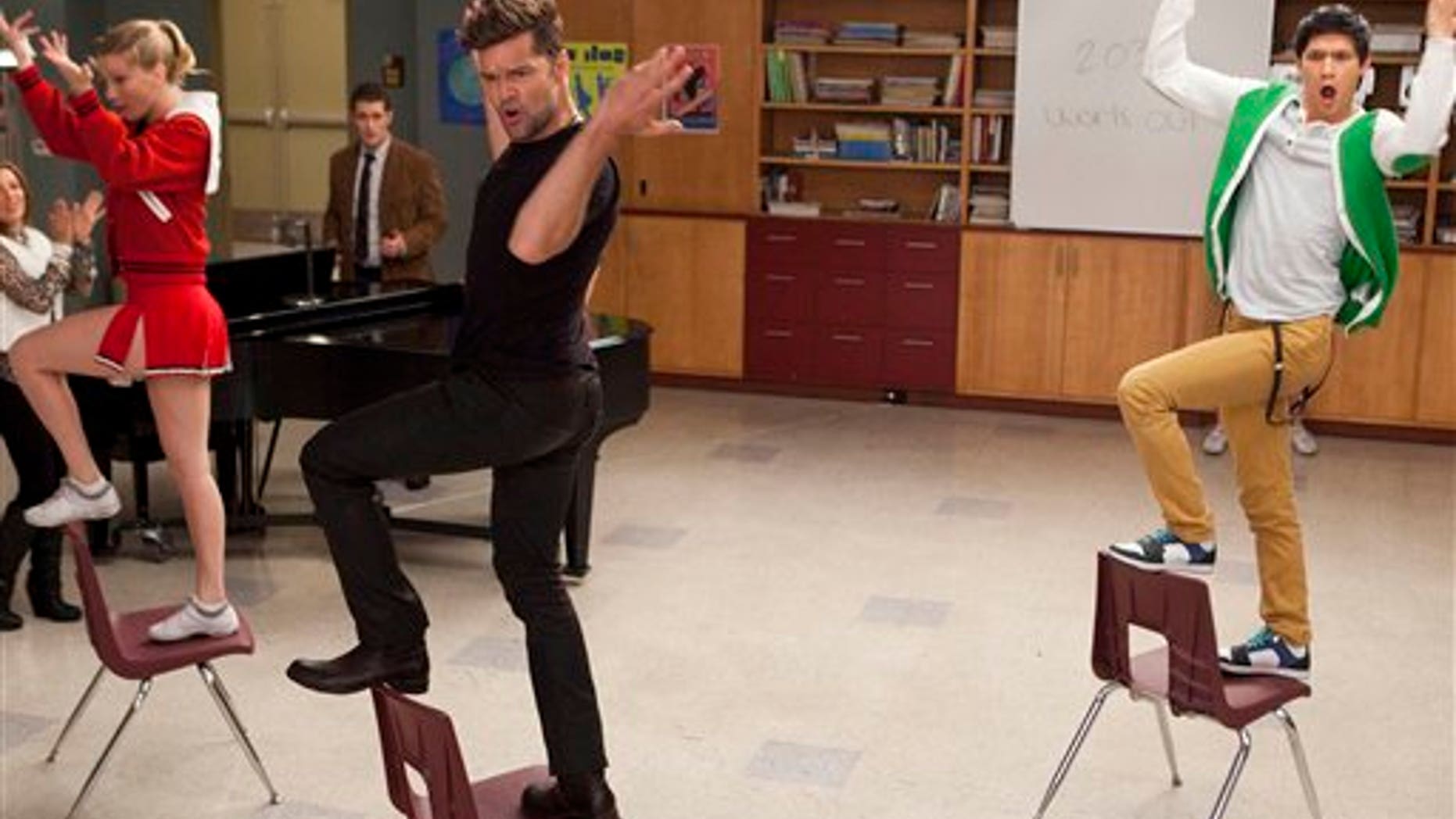 En esta imagen difundida por Fox, Ricky Martin participa como actor invitado en la serie "Glee", junto a los miembros del elenco Heather Morris, a la izquierda, y Harry Shum Jr., a la derecha, en el episodio "El profesor de español" a transmitirse el martes 7 de febrero del 2012. (AP Foto/Fox, Adam Rose)