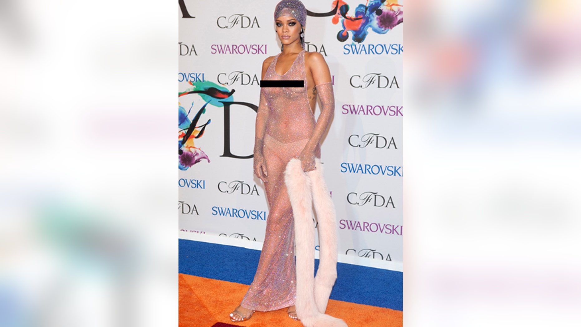 Singer Rihanna arrives for the Council of Fashion Designers of America (CFDA) Awards at Lincoln Center in New York June 2, 2014.