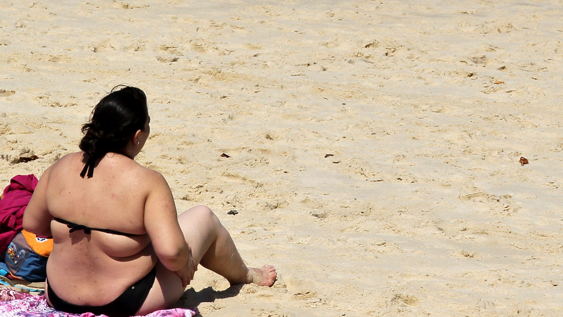 A woman sits on Ipanema beach in Rio de Janeiro August 27, 2010. (BRAZIL - Tags: HEALTH SOCIETY TRAVEL)