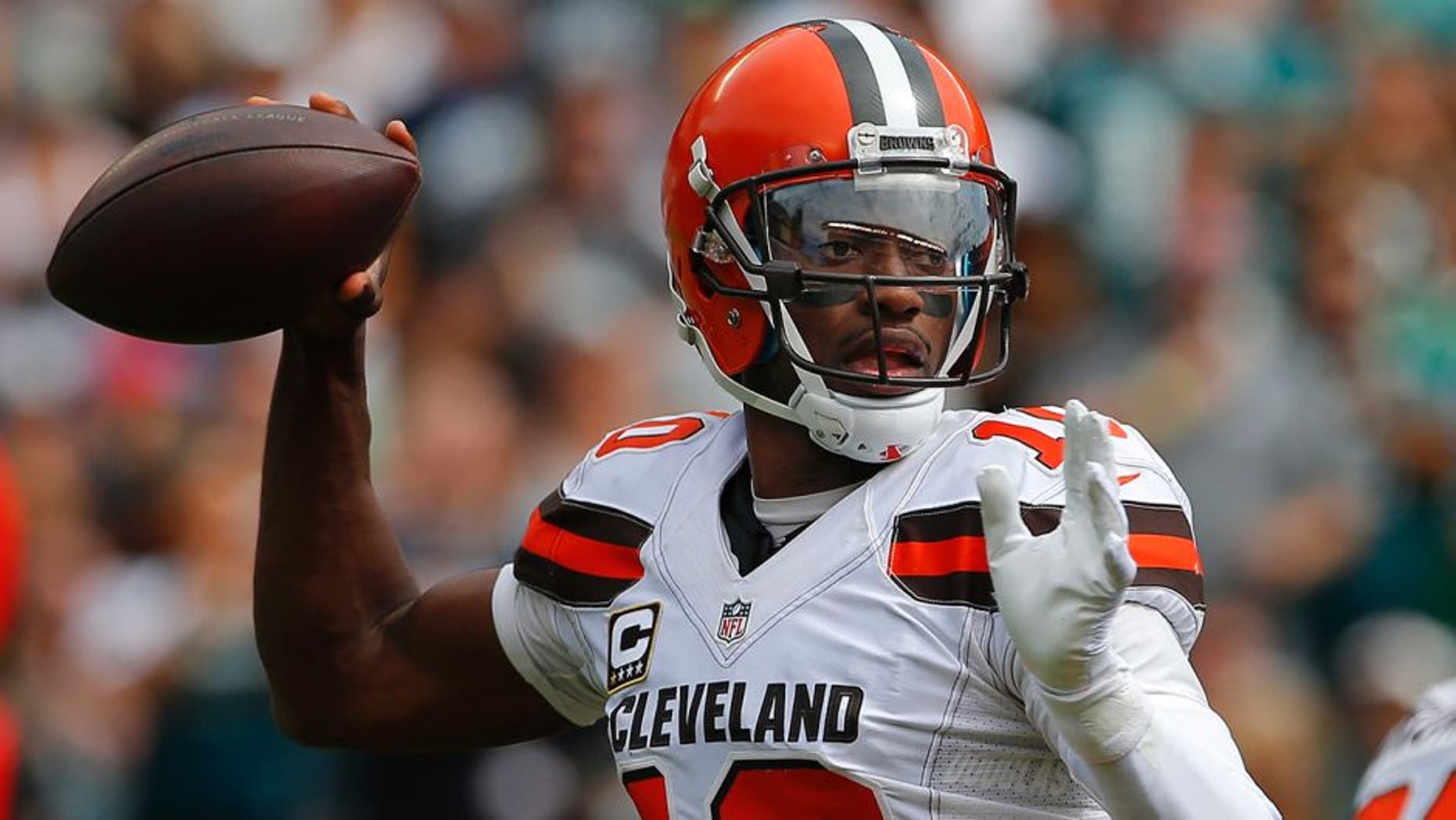 PHILADELPHIA, PA - SEPTEMBER 11: Quarterback Robert Griffin III #10 of the Cleveland Browns looks to pass against the Philadelphia Eagles during the first quarter at Lincoln Financial Field on September 11, 2016 in Philadelphia, Pennsylvania. (Photo by Rich Schultz/Getty Images)