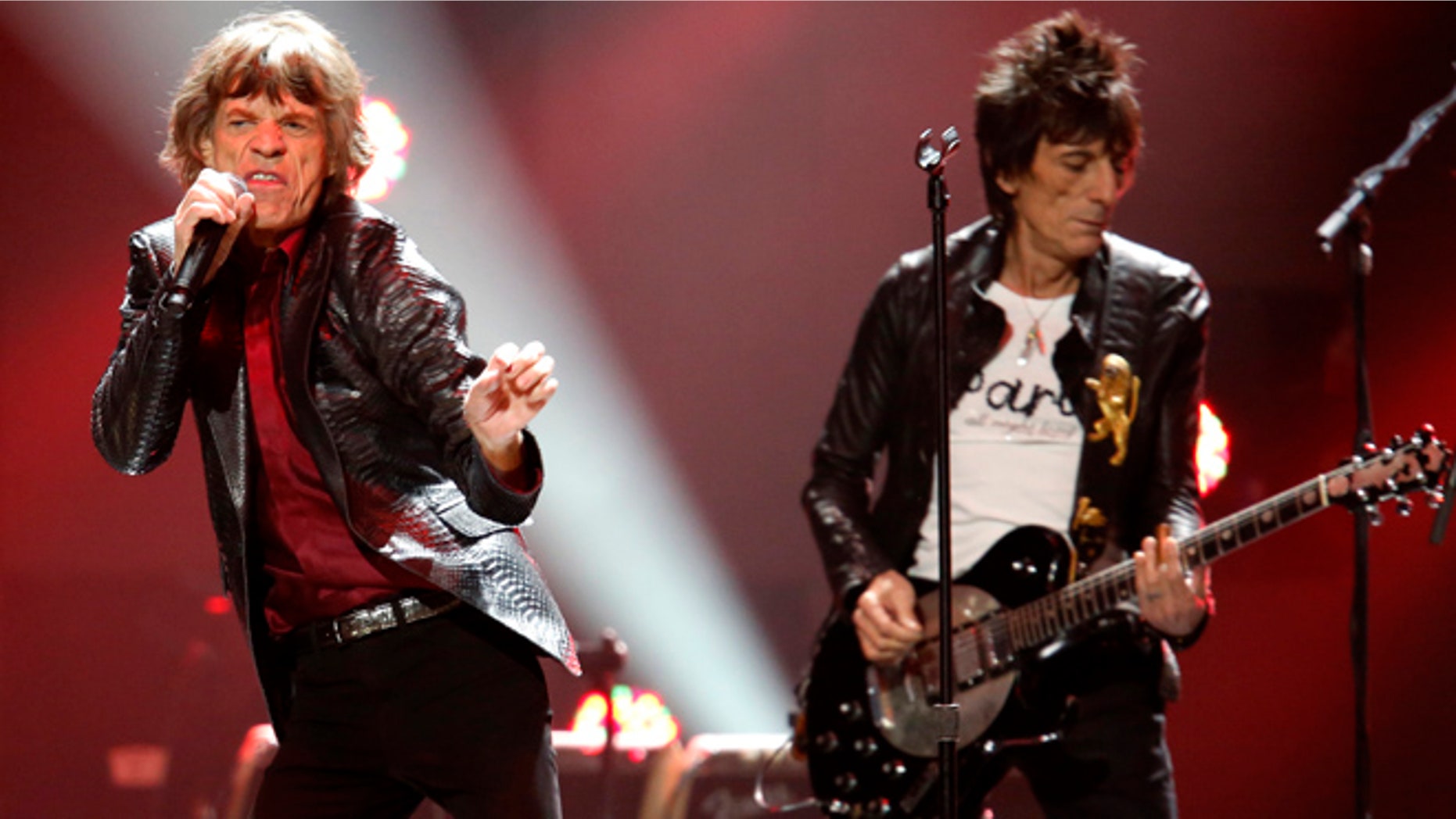 Mick Jagger (L), and Ron Wood of the Rolling Stones perform during the "12-12-12" benefit concert for victims of Superstorm Sandy at Madison Square Garden in New York December 12, 2012. REUTERS/Lucas Jackson (UNITED STATES - Tags: ENTERTAINMENT DISASTER SOCIETY) - RTR3BIIM