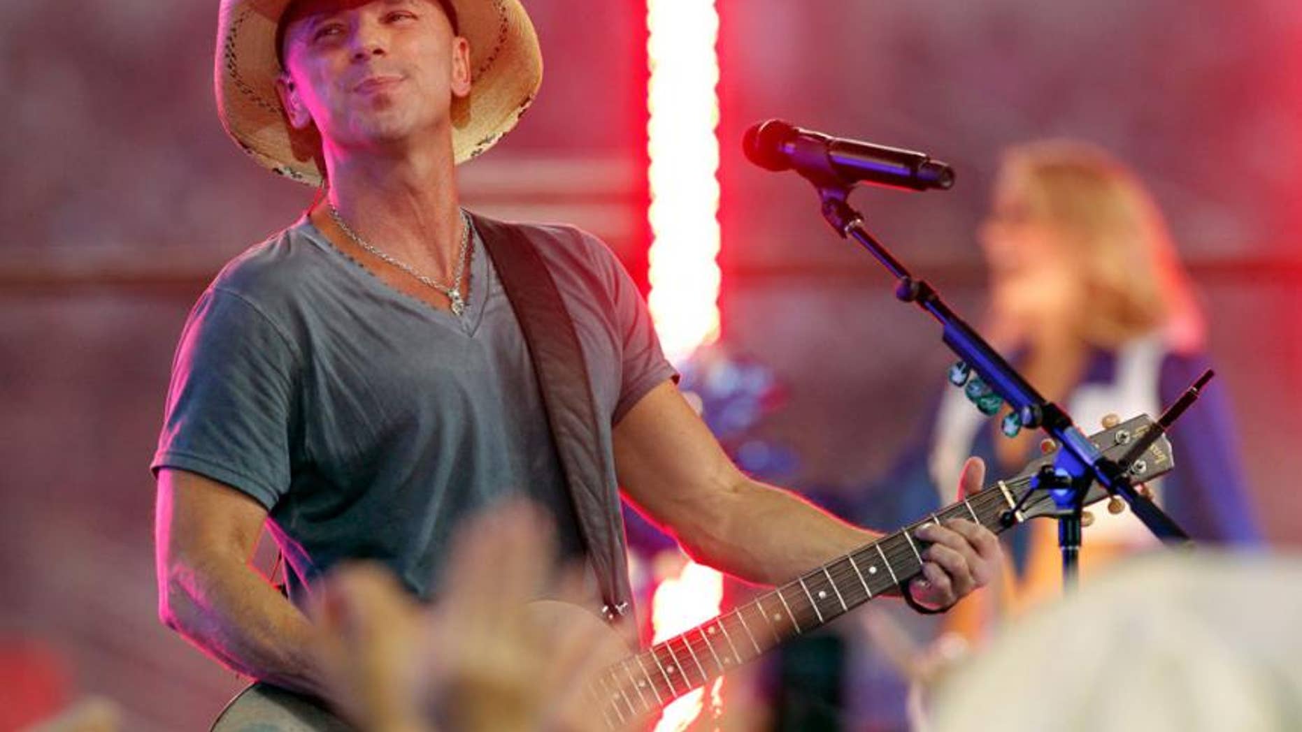 Kenny Chesney continues show after injuring himself onstage | Fox News