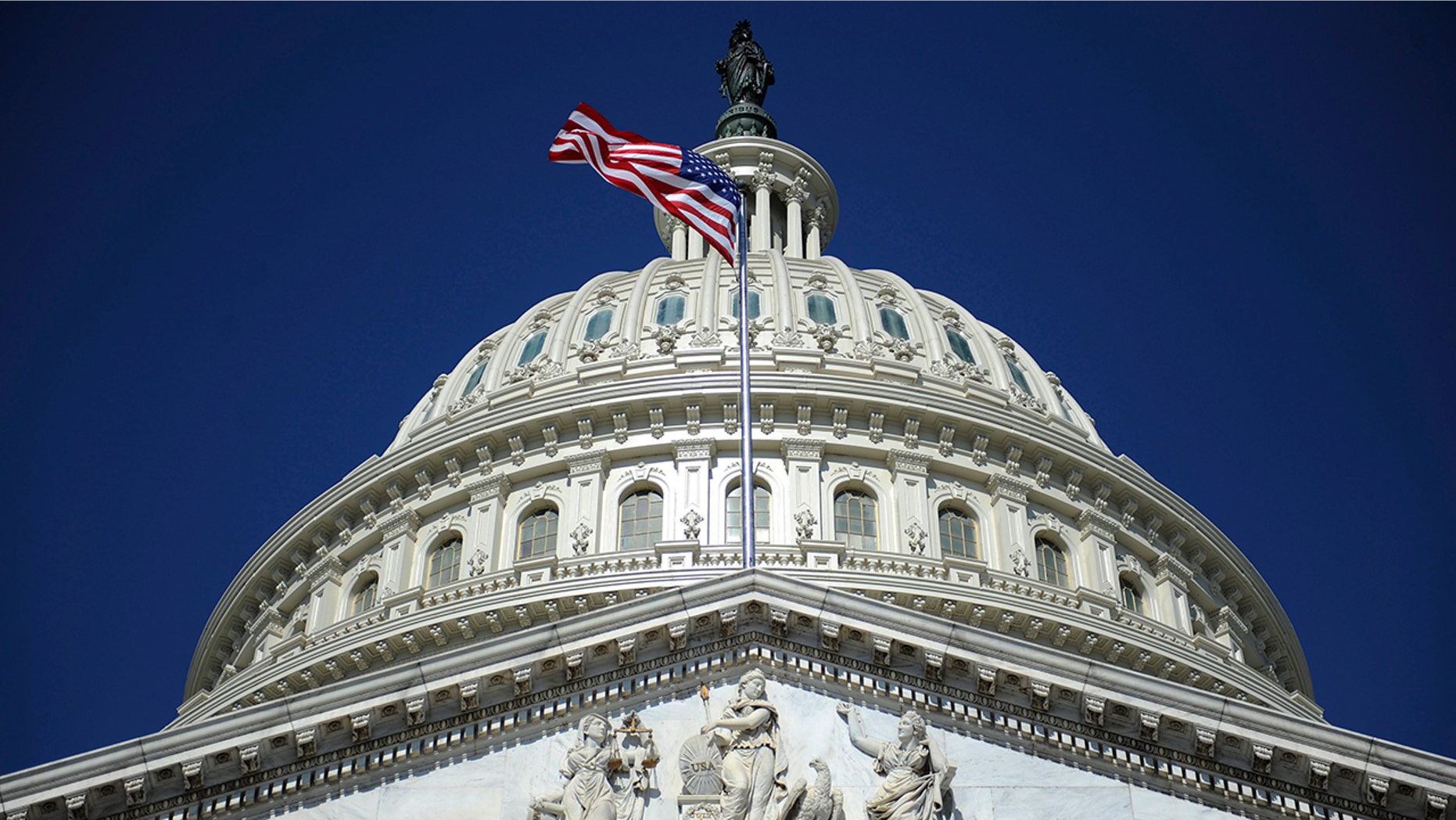 The U.S. Capitol dome in Washington, August 2, 2011. The United States is poised to step back from the brink of economic disaster on Tuesday when a bitterly fought deal to cut the budget deficit is expected to clear its final hurdles in the U.S. Senate. REUTERS/Jonathan Ernst (UNITED STATES - Tags: POLITICS BUSINESS) - GM1E7821SLA01