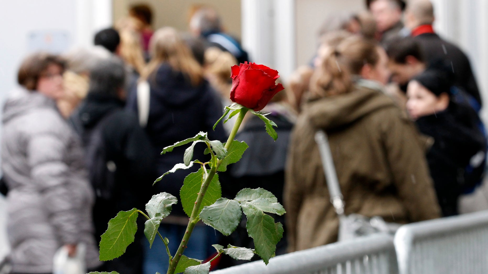 Visitors and survivors queue to enter the court where defendant Norwegian mass killer Anders Behring Breivik face the second day of the terrorism and murder trial a in Oslo April 17, 2012. Breivik, 33, has admitted setting off a car bomb that killed eight people at government headquarters in Oslo last July, then killing 69 in a shooting spree at a summer youth camp organised by the ruling Labour Party. The trial is scheduled to last 10 weeks, during which the court must rule on both his guilt, and his sanity. REUTERS/Fabrizio Bensch (NORWAY - Tags: CRIME LAW) - RTR30U57