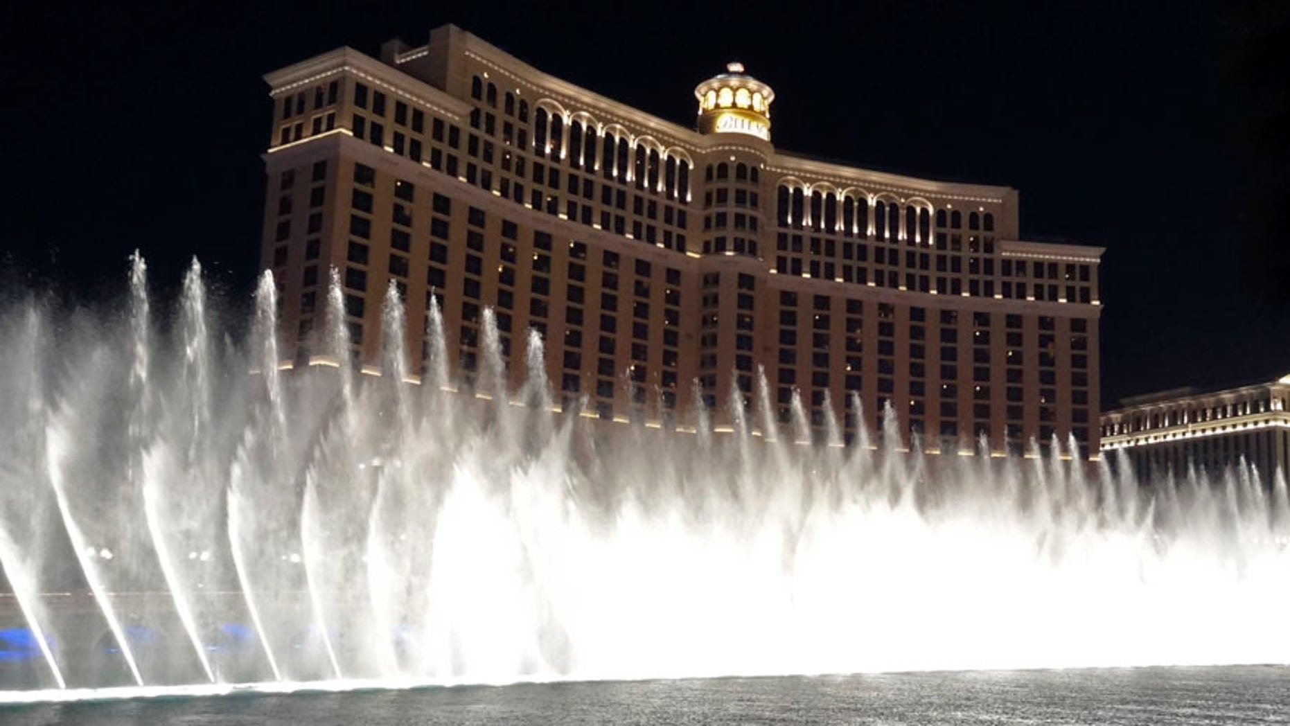 Night view of the dancing fountains show at the Bellagio hotel in Las Vegas, Nevada August 22, 2012. REUTERS/Charles Platiau (UNITED STATES - Tags: TRAVEL) - RTR3BSD1