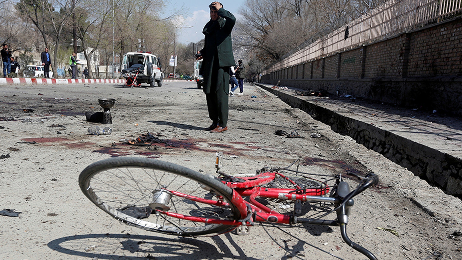 An Afghan man inspects the site of a suicide attack in Kabul, Afghanistan March 21, 2018. REUTERS/Omar Sobhani - RC1162C40DF0