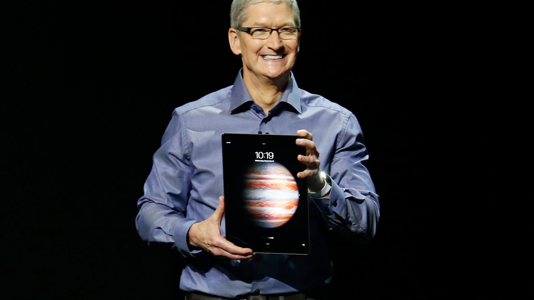 Apple CEO Tim Cook introduces the new iPad Pro during an Apple media event in San Francisco, California, September 9, 2015. Reuters/Beck Diefenbach - RTSCOY